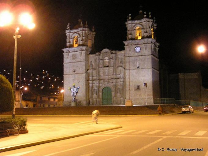Puno Catedral Basílica San Carlos Borromeo visão noturna -Peru