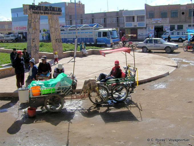Os vendedores de rua em frente ao Paseo los Kollas, Juliaca -Peru