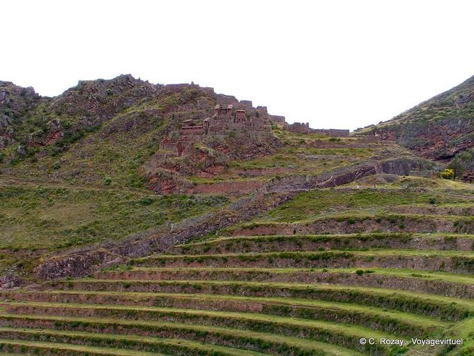 O Inca sítio arqueológico de Pisac e terraços -Peru