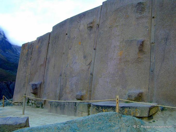 Ollantaytambo, o templo permanece em blocos de pórfiro vermelho e alívio da Pachamama -Peru