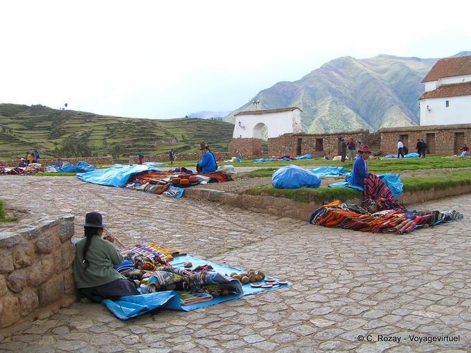 Weavers turistas esperando na chuva, Chinchero -Peru