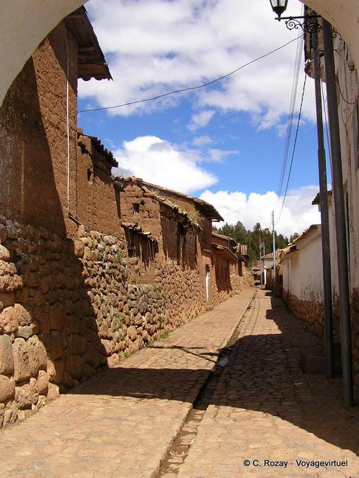 Rua típica de Chinchero, o acesso ao Vale Sagrado -Peru