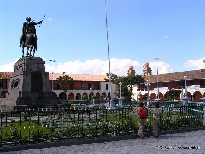 Estátua equestre de Francisco Pizarro, Plaza Sucre, Ayacucho -Peru