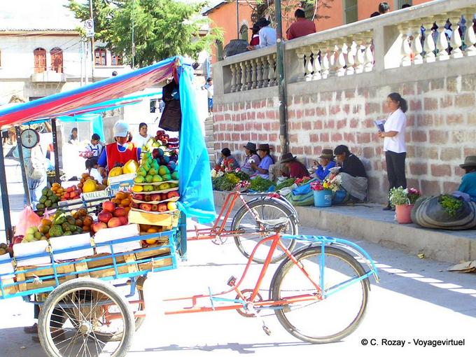 Os triciclos e mercado de frutas para Templo de San Francisco de Asís, Ayacucho -Peru