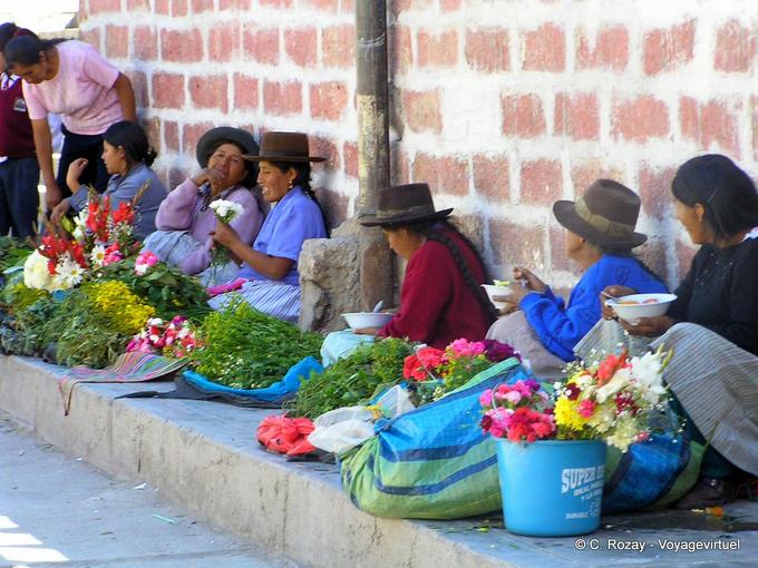 Pequeno mercado calçada e chapéus típicos, Ayacucho -Peru