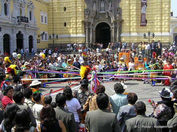 Dança tradicional na praça de São Francisco de Assis, Lima -Peru