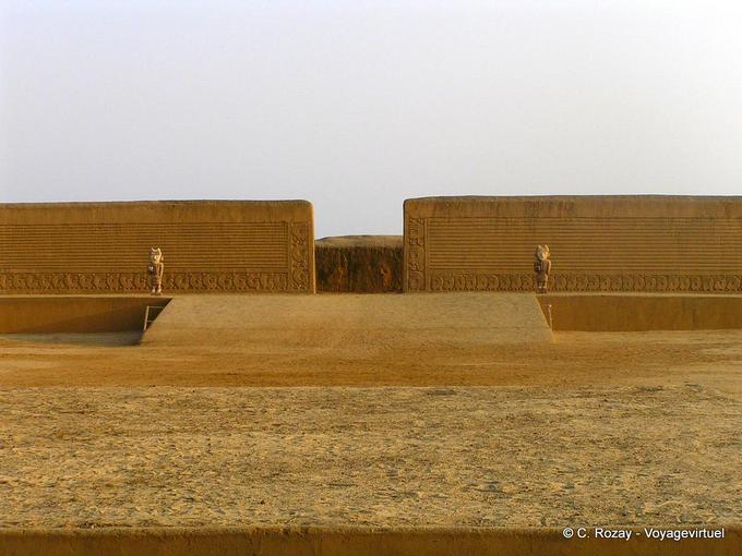 Paredes de adobe decoradas com frisos e estátuas, Chan Chan -Peru