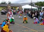 Espetáculo festivo no traje tradicional do Inca, Otavalo, Equador.