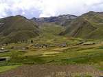 Vale verde na Cordilheira dos Andes, paisagem da província de Canchis, Peru.