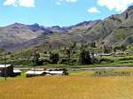 Paisagem e peruana Andina aldeia para Marangani, Peru.