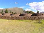 O Qolqas, locais de armazenamento de alimentos, templo Raqchi Wiracocha, Peru.