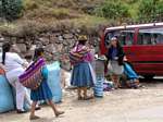 Pisac, a espera de transporte, Peru.