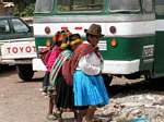 Descendentes dos Incas antes do ônibus, Pisac, Peru.