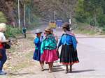 Cholitas em Pollera e ahuayo, vestido tradicional das mulheres, Pisac, Peru.