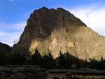 Colina Tambo entre sombra e sol, Ollantaytambo, Peru.