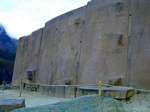 Ollantaytambo, o templo permanece em blocos de pórfiro vermelho e alívio da Pachamama, Peru.