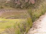 Canais de irrigação e terraços no contorno superior, Moray, Peru.