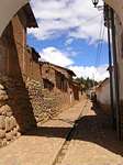 Rua típica de Chinchero, o acesso ao Vale Sagrado, Peru.