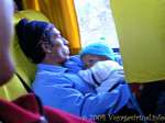 Pai de ternura no ônibus entre Andahuaylas e Ayacucho, Peru.
