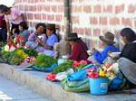 Pequeno mercado calçada e chapéus típicos, Ayacucho, Peru.