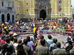 Dança tradicional na praça de São Francisco de Assis, Lima, Peru.