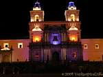 Noite iluminação da igreja de San Francisco, Quito, Equador.