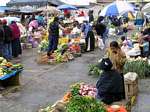 O mercado de frutas e legumes indiano Otavalo, Equador.
