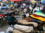 Tecelões de lãs de cores Otavaleños, Otavalo, Equador.