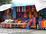 Cores fabulosas feitas à mão tecidos, Otavalo, Equador.