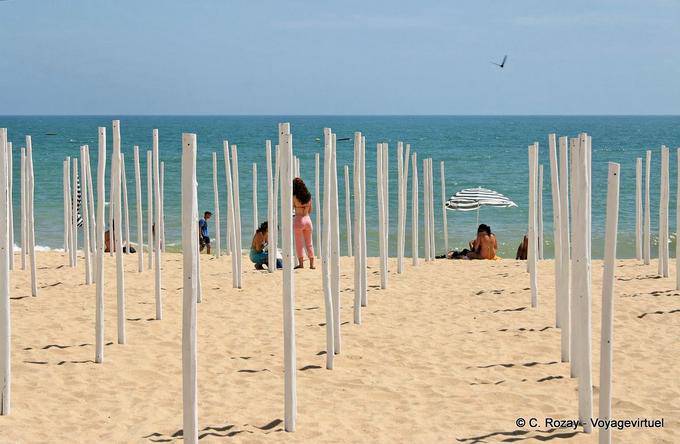 Stakes na praia, geometria, Albufeira - Portugal