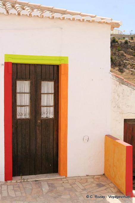 Moldura da porta com cores brilhantes, Burgau, Algarve - Portugal