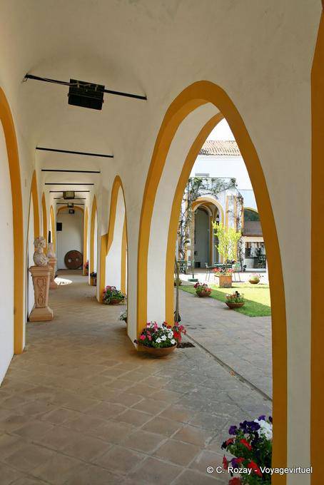 Arcadas no museu, Évora - Portugal