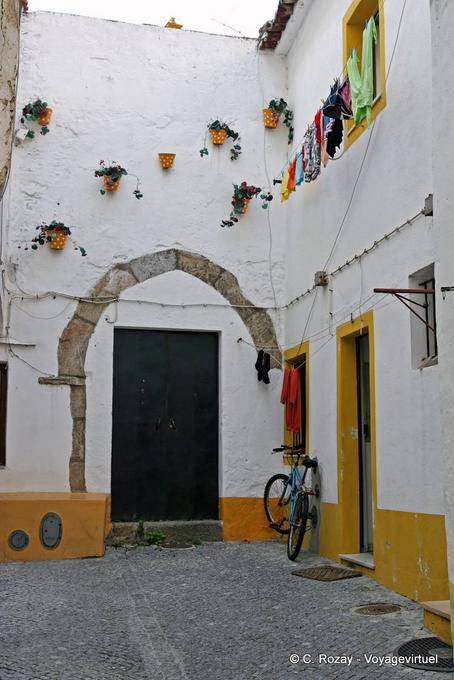 Évora, pátio de uma casa típica - Portugal