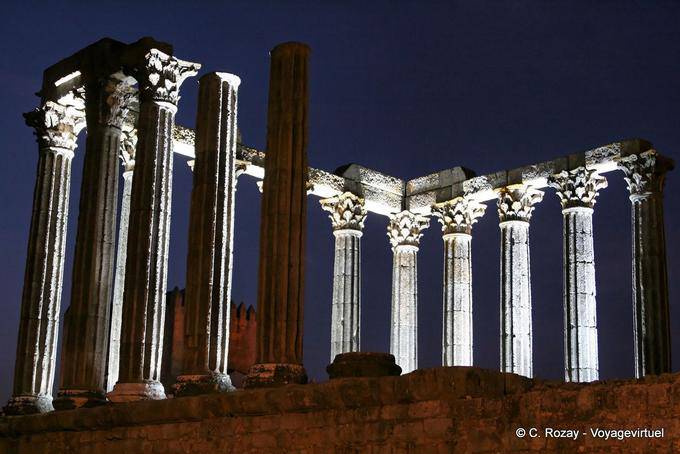 Noite Vista do Templo Romano de Évora - Portugal