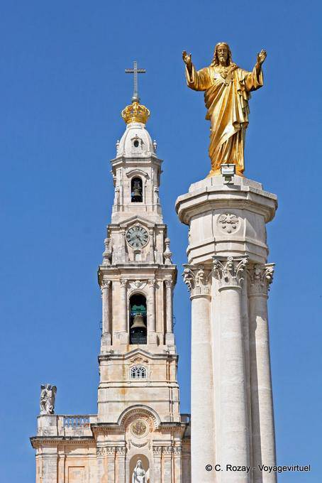 Estátua Coraçao Sagrado Jesus em frente à Basílica de Fátima - Portugal