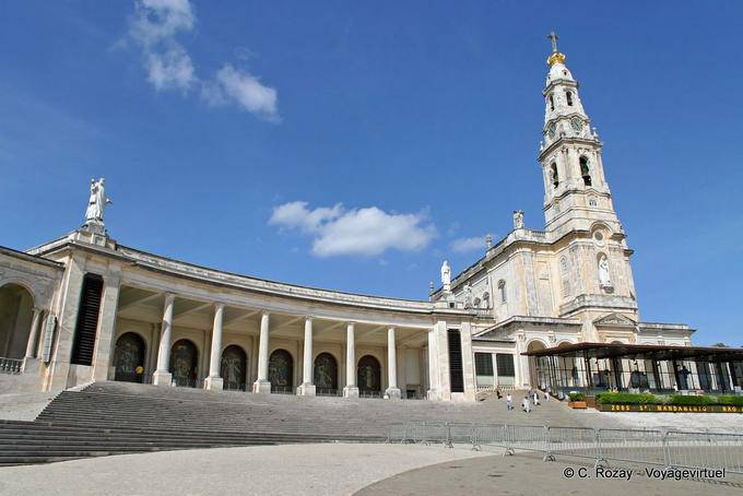 Panorama sobre a torre e os anexos da basílica, Santuário de Fátima - Portugal