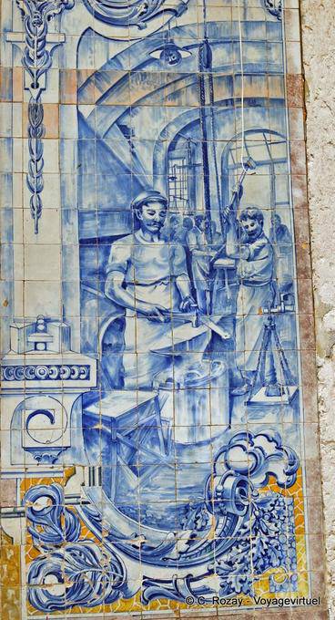 Artisan metalúrgico, desempenho telhas cerâmicas, Alfama, Lisboa - Portugal