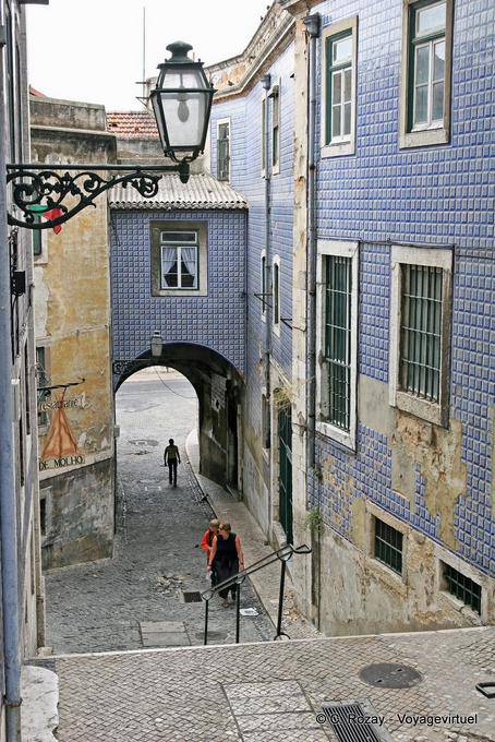 Passagem e uma fachada em azulejos, Alfama, Lisboa - Portugal
