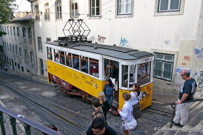O teleférico no Bairro Alto, Lisboa - Portugal