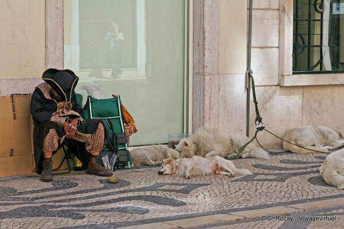 Um personagem na calçada com seus cães, Baixa, Lisboa - Portugal