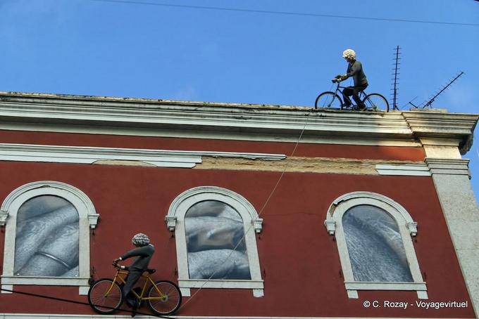 Ciclistas no telhado, rua Misericórdia,, Chiado, Lisboa - Portugal