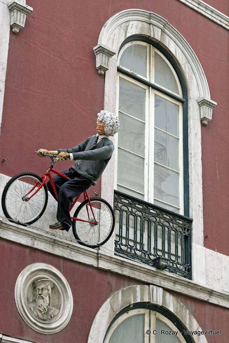 Uma bicicleta na frente do Teatro da Trindade, Chiado, Lisboa - Portugal
