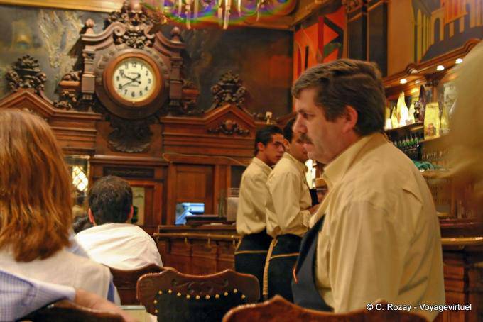 O interior da fábrica em estilo barroco, A Brasileira, no Chiado, Lisboa - Portugal