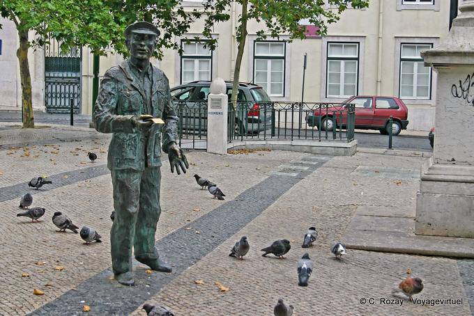 A estátua pombo, Jardim de S. Pedro de Alcântara Chiado, Lisboa - Portugal