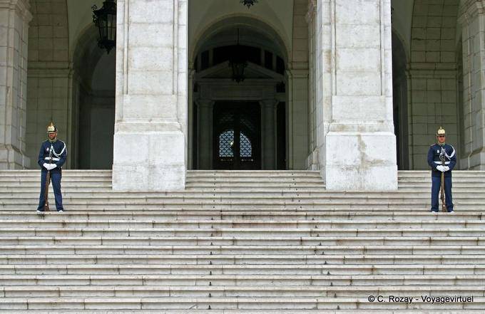 Os guardas sobre os passos da Assembleia da Republica, Estrela, Lisboa - Portugal