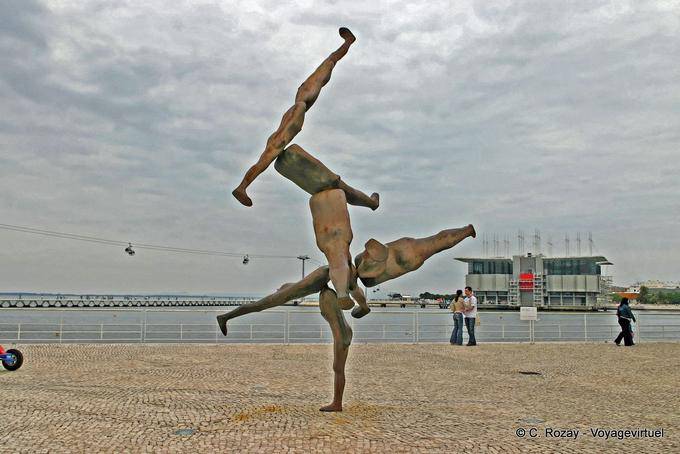 Rizoma, escultura em ferro por Antony Gormley, Parque das Nações, Lisboa - Portugal