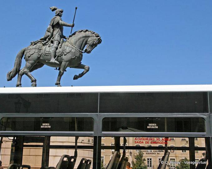 O cavaleiro sobre o teto do ônibus, a estátua de D. João I, Praça da Figueira, em Lisboa - Portugal