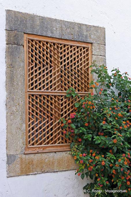 Uma treliça incrustada em Óbidos - Portugal