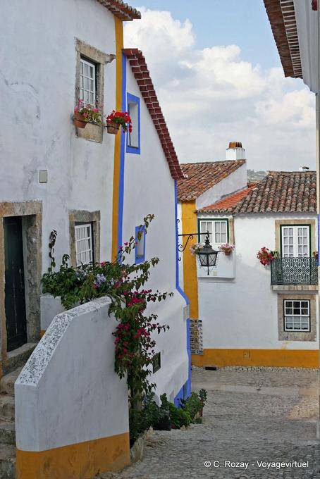Um beco no Direita, Óbidos - Portugal