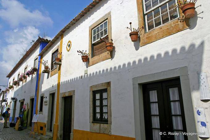 Rua Direita, sombra com ameias em fachadas, Óbidos - Portugal